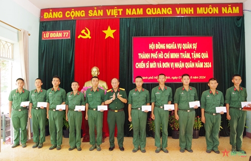 Hội đồng Nghĩa vụ Quân sự TP Hồ Chí Minh thăm, tặng quà chiến sĩ mới